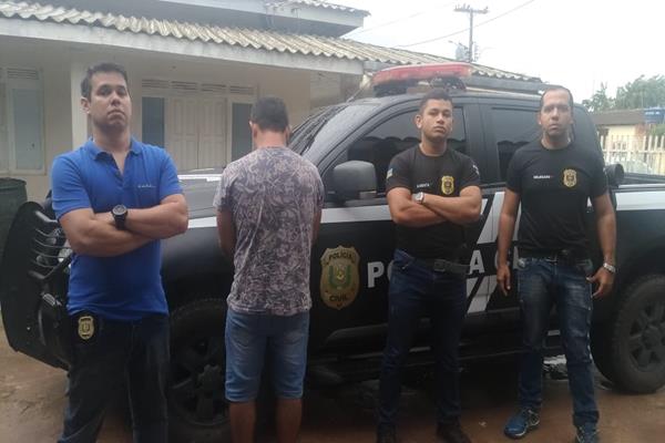 Equipe da Polícia Civil de Mazagão efetuando a prisão de homem que mantinha adolescente de 16 em cárcere.